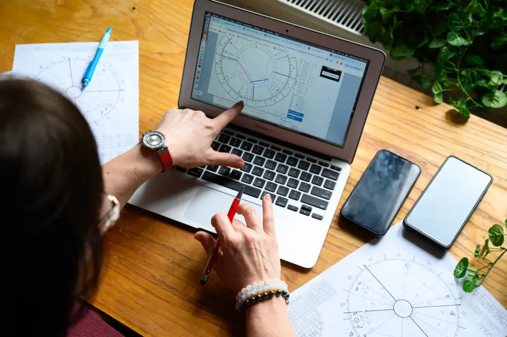 Szakértő dolgozik diagramokkal egy laptop előtt