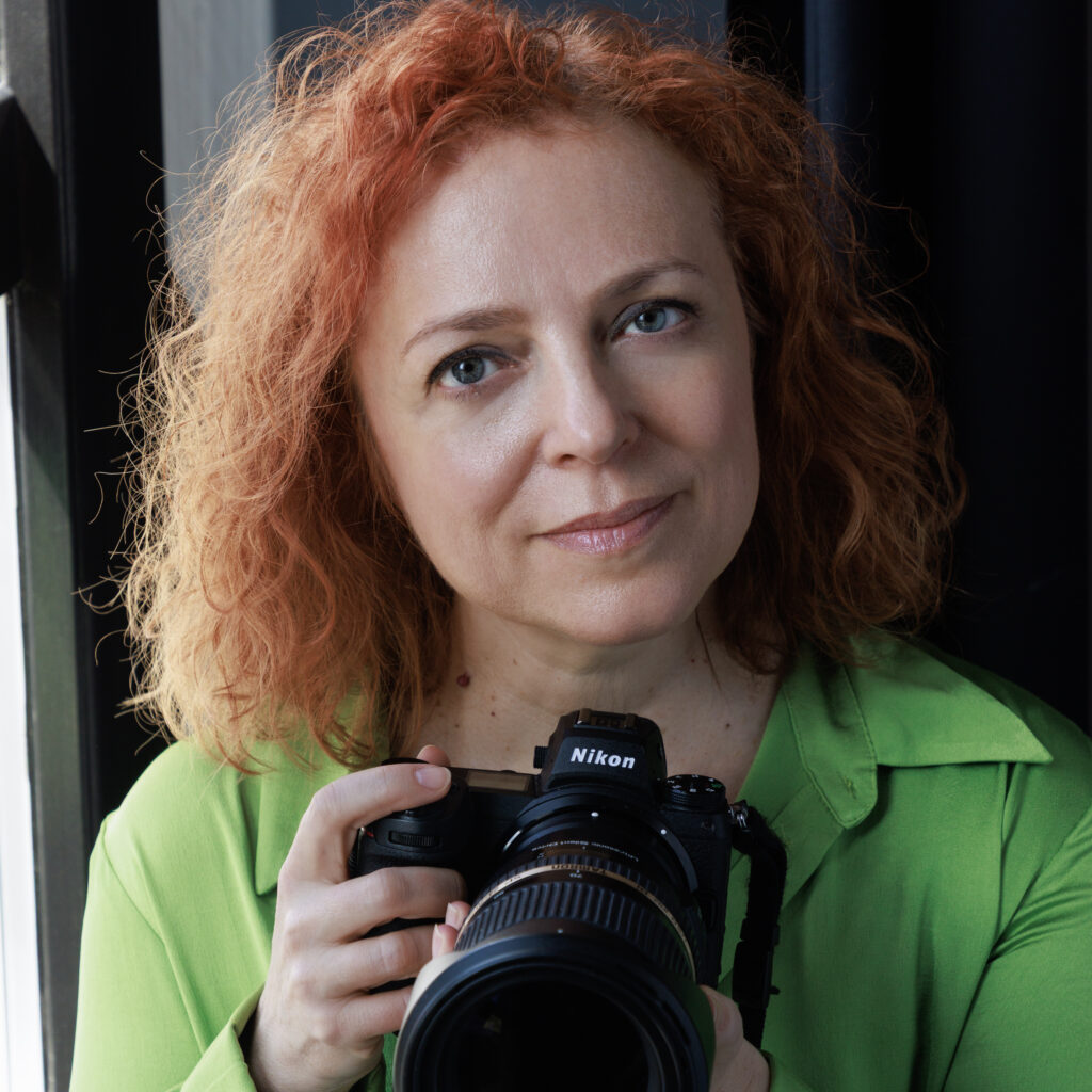 Halász Judit, a GingerPhoto fotográfusa fényképezőgéppel