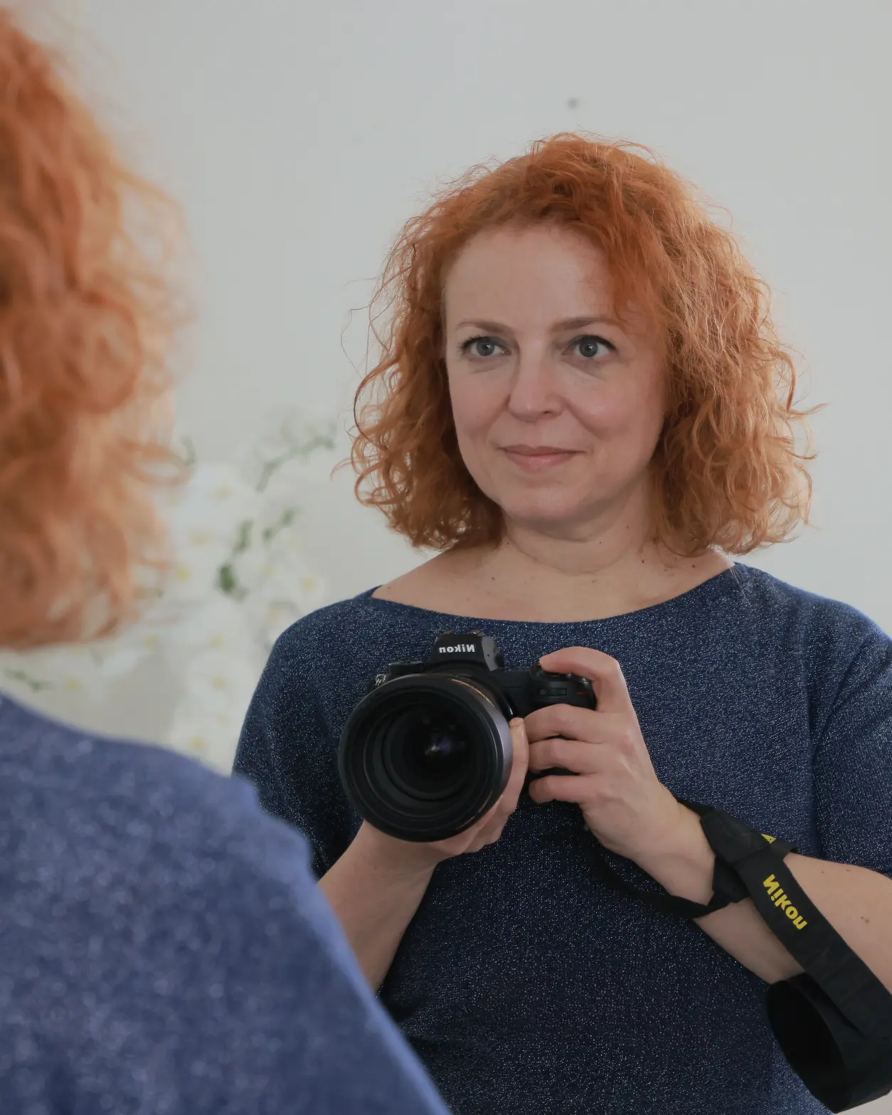 Halász Judit fotográfus munka közben